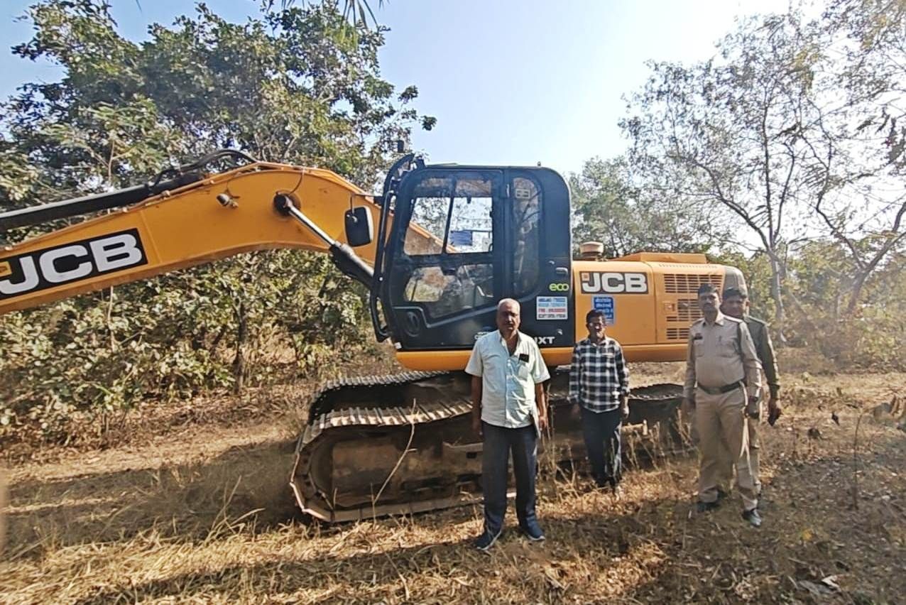 अवैध रेत उत्खनन पर की गई कार्रवाई: 02 चैन माउंटेन मशीन व 3  ट्रैक्टर  जब्त