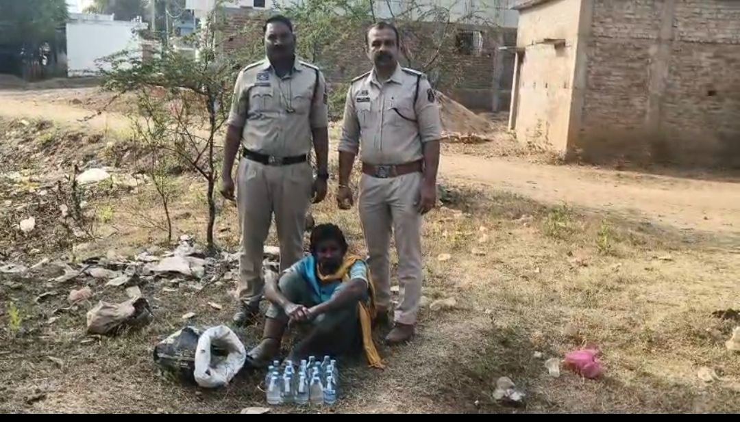 थाना स. लोहारा पुलिस द्वारा अवैध शराब बिक्री में संलिप्त आरोपी को पकड़ा गया।