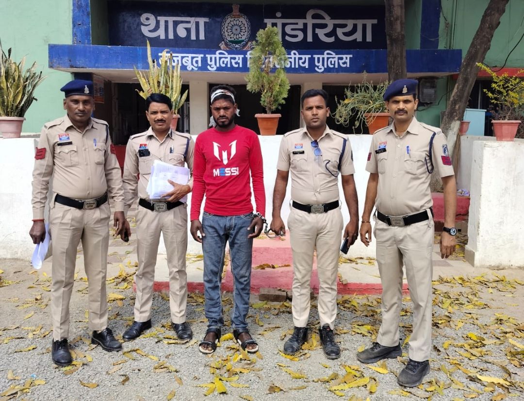 आरोपी थाना पंडरिया के निगरानी बदमाशो की सूची में है शामिल  	बदमाश थाना पंडरिया क्षेत्रांतर्गत पूर्व में तडीपार भी हो चु