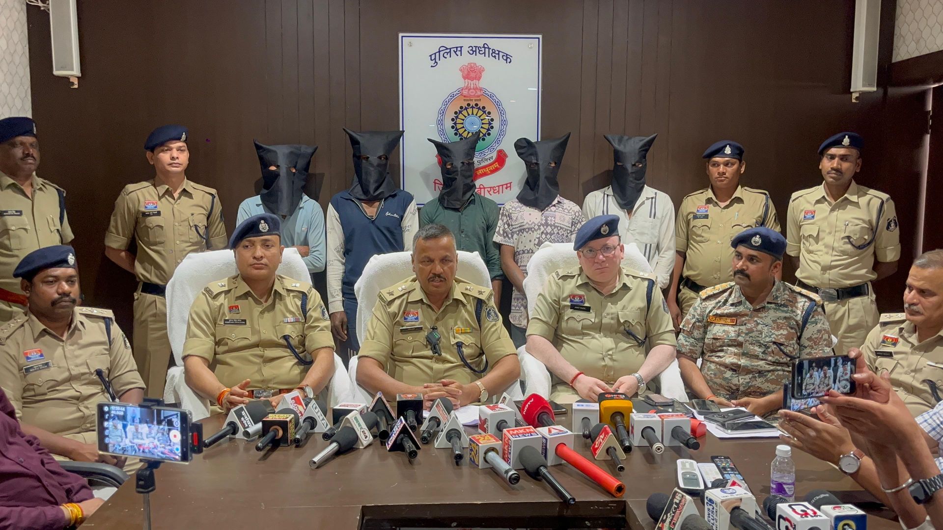 कबीरधाम में लूट गिरोह का भंडाफोड़, कुकदूर पुलिस की सटीक रणनीति से एक नाबालिक सहित  6 आरोपी गिरफ्तार, लूटा गया सामान बराम