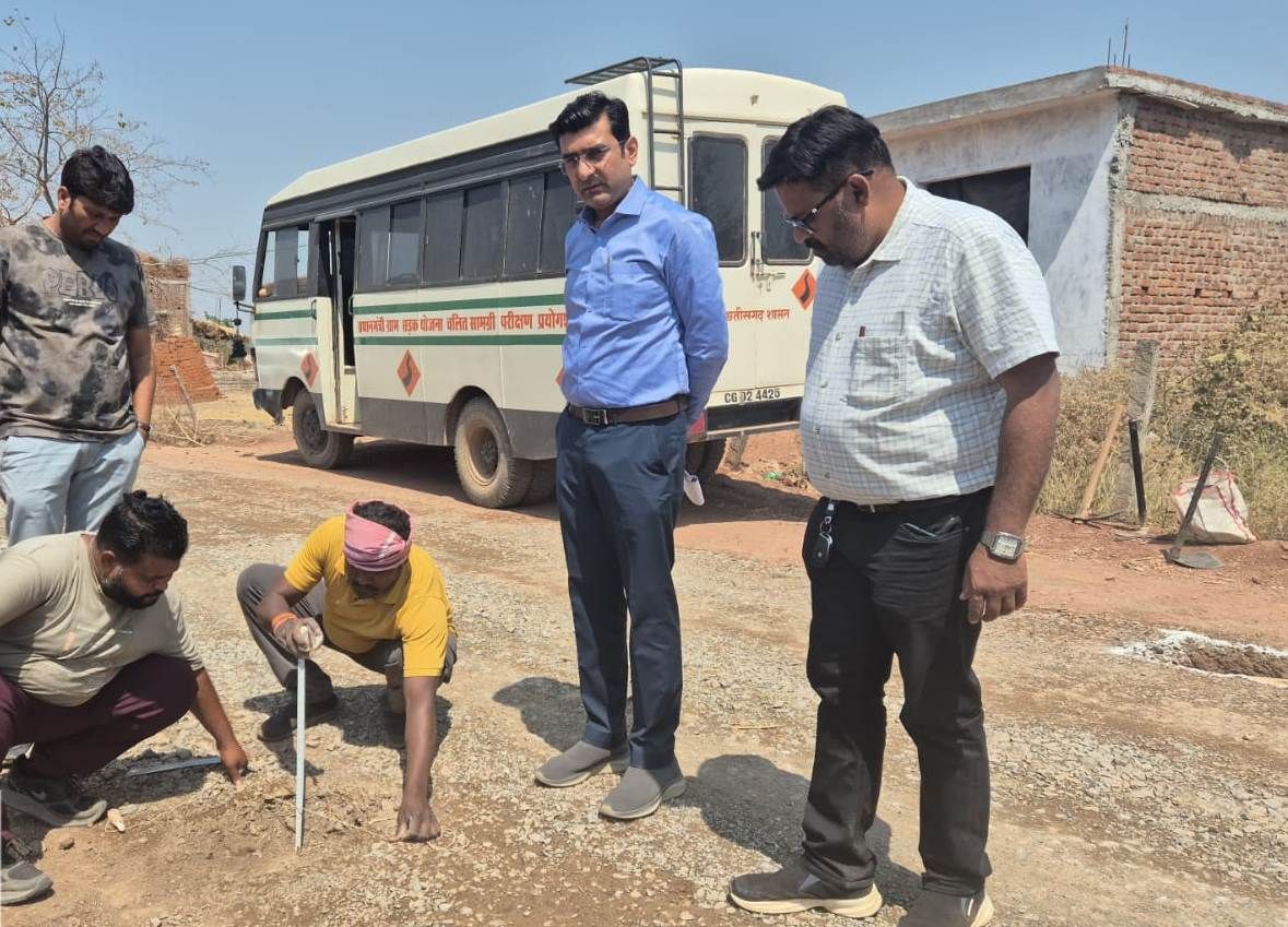 दुर्ग संभाग के अधीक्षण अभियंता ने किया कबीरधाम में सड़क निर्माण कार्यों का सघन निरीक्षण