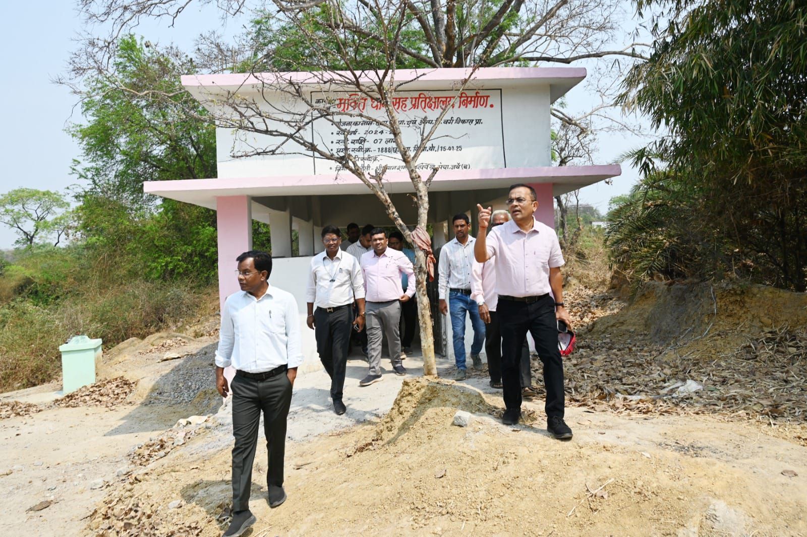 पीएम आवास, स्कूल, आंगनबाड़ी भवन, चेकडेम, पीडीएस दुकान, मुक्तिधाम सहित विभिन्न कार्याें का किया अवलोकन