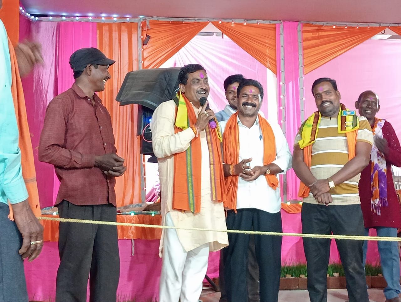 मुख्य अतिथि श्री कैलाश चंद्रवंशी ने अपने संबोधन में धार्मिक आयोजनों की सराहना करते हुए नवधा मंच के लिए शेड निर्माण की घो