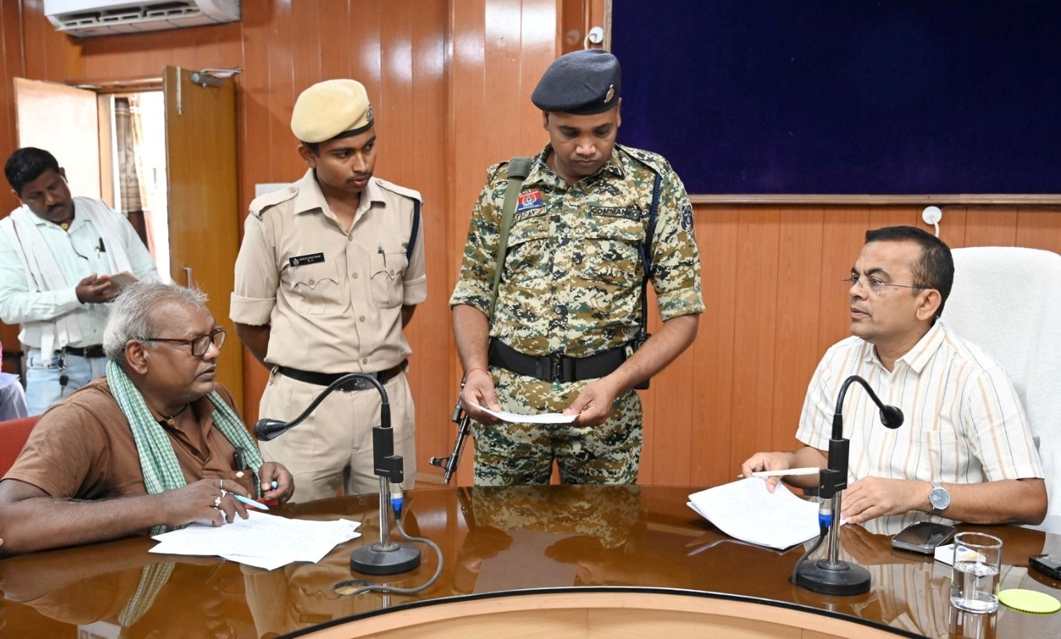 जिले के दूरस्थ क्षेत्रों से आए नागरिकों ने जनदर्शन में बताई अपनी समस्याएं  कलेक्टर श्री जन्मेजय महोबे ने सभी आवेदनों को 