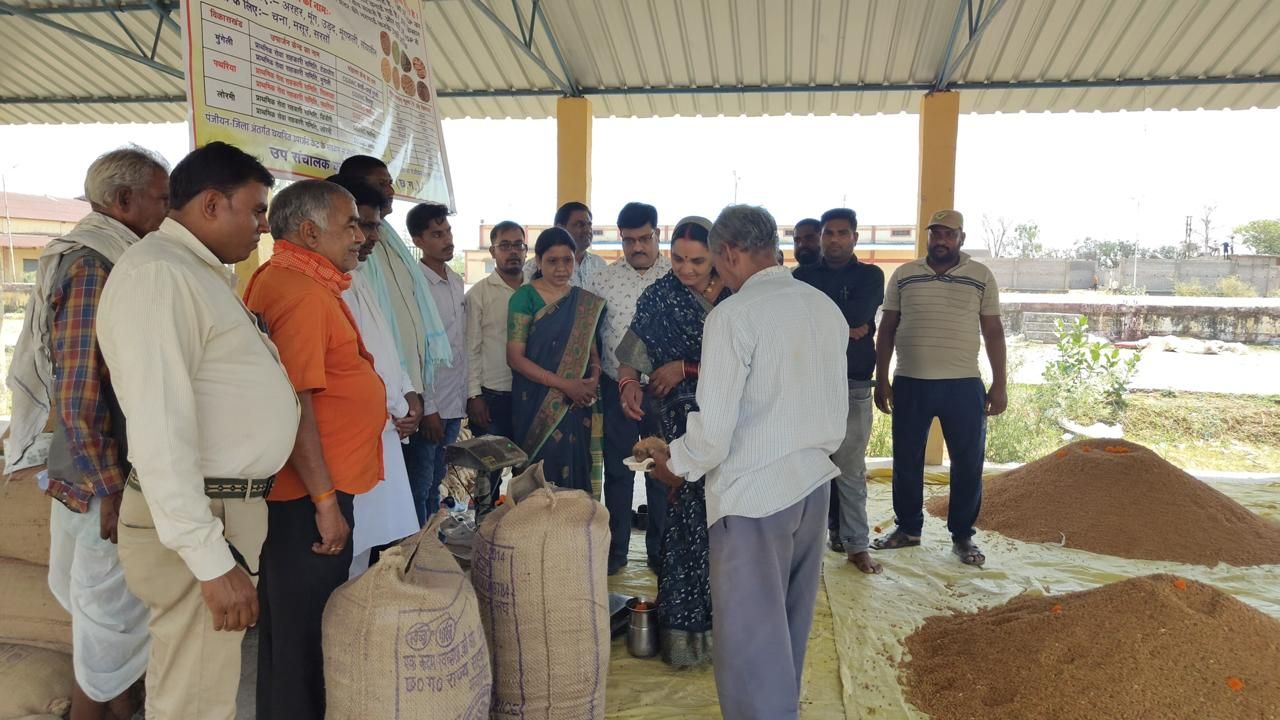 प्रधानमंत्री अन्नदाता आय संरक्षण अभियान: जिले में चना खरीदी की हुई शुरूआत  लोरमी सेवा सहकारी समिति में 80 क्विंटल चना की