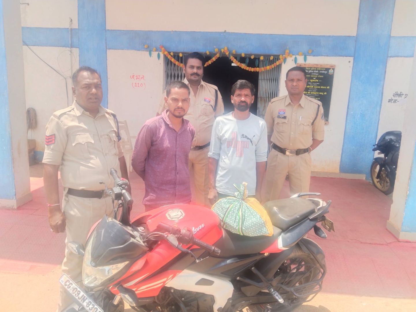 अवैध शराब परिवहन पर कबीरधाम पुलिस की कार्यवाही, 32 पौवा अंग्रेजी शराब सहित दो आरोपी गिरफ्तार