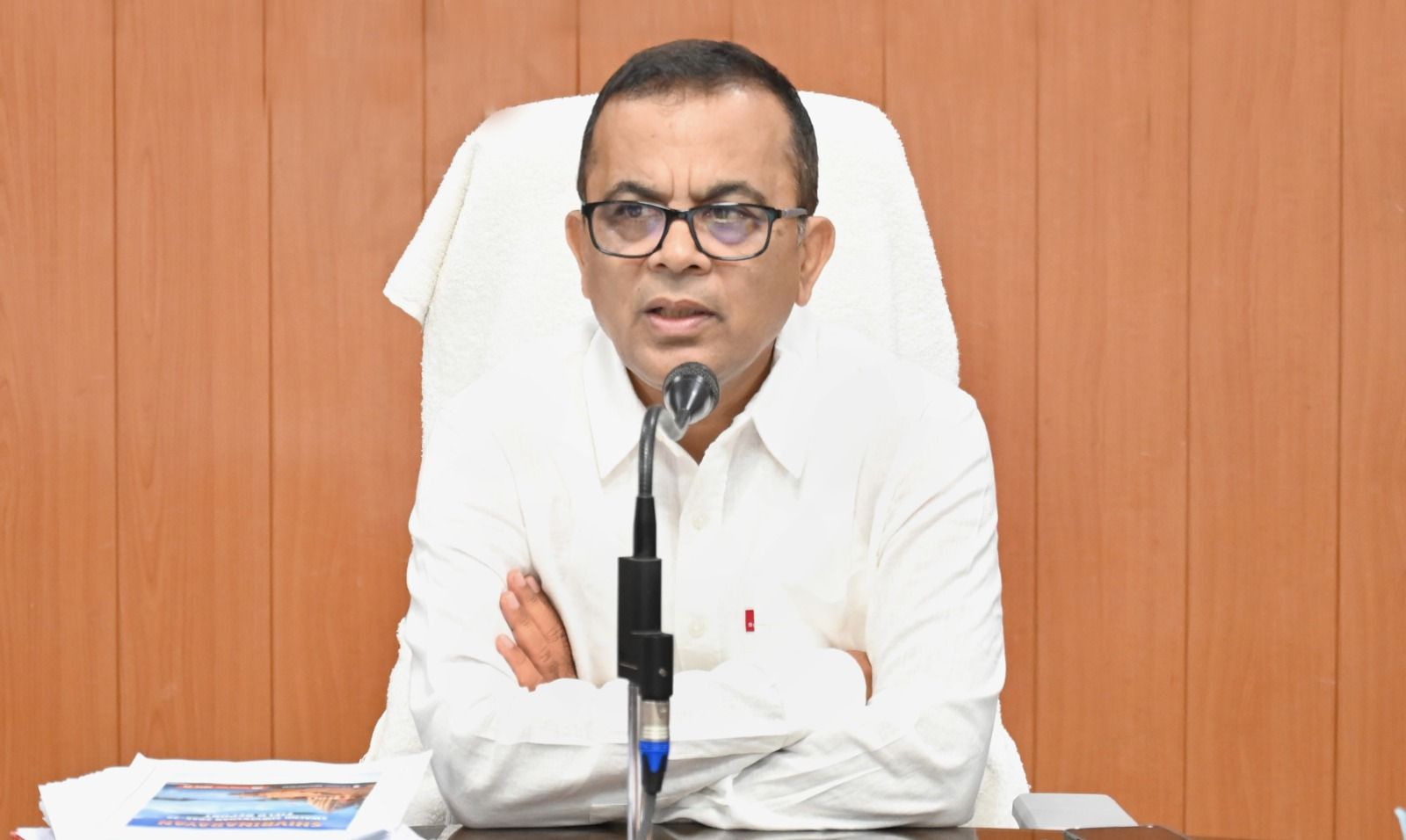 जल आवर्धन योजना, स्वच्छता, पीएम आवास शहरी एवं योजनाओं के समयबद्ध करे क्रियान्वयन - कलेक्टर