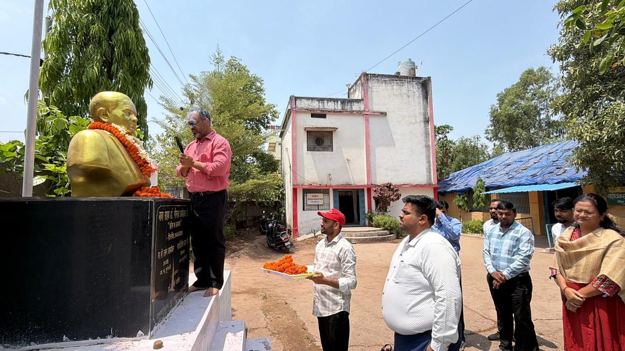 डॉ. अंबेडकर जयंती : कलेक्टर ने डॉ. अंबेडकर की प्रतिमा पर किया माल्यार्पण, समानता और न्याय का दिया संदेश  सामाजिक समरसता 